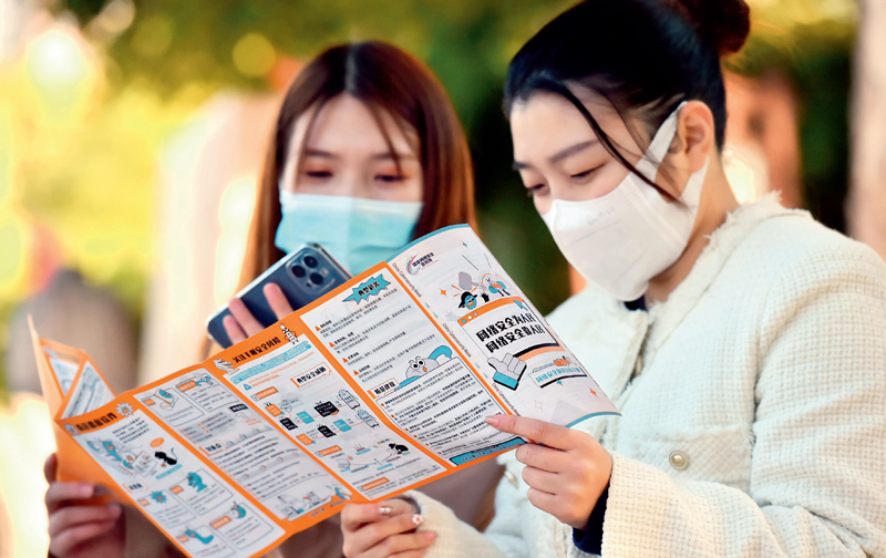 在2021年国家网络安全宣传周活动中，石家庄市元氏县网信办工作人员为群众进行网络安全知识讲解（2021年10月11日摄） 张晓峰摄/《瞭望》