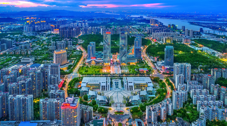 广东江门,处处洋溢着发展的动能,涌动着建设的热潮。图为江门五邑华侨广场。江门日报记者 周华东 摄