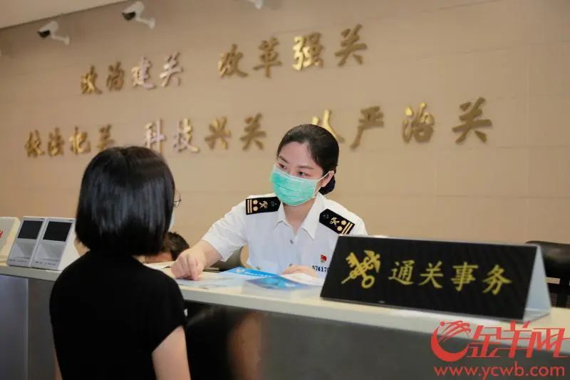 港珠澳大桥海关关员指导企业规范申报 受访者供图