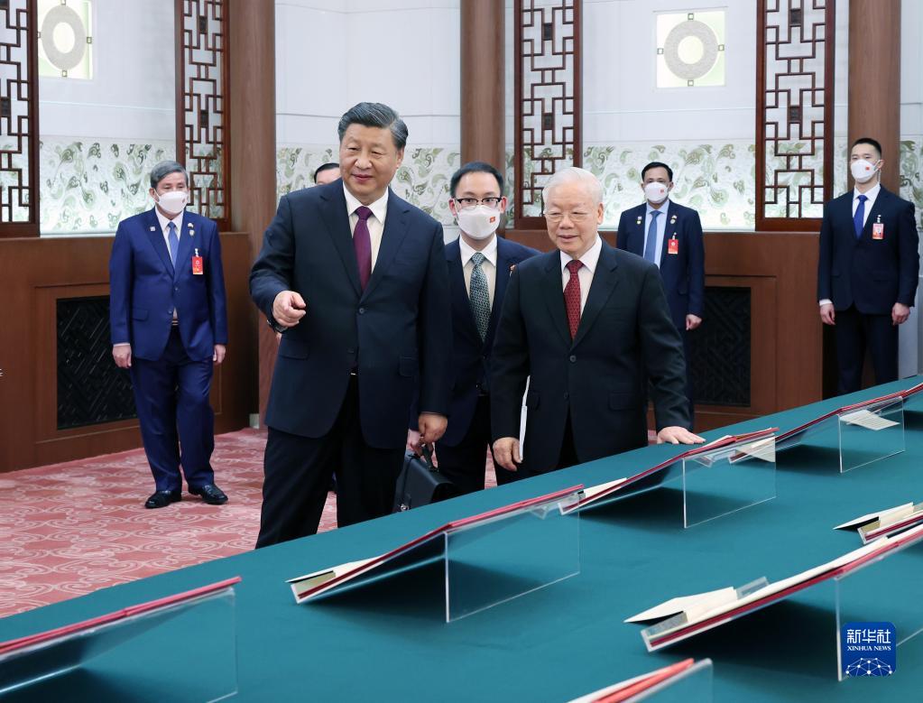 10月31日，中共中央总书记、国家主席习近平在北京人民大会堂同越共中央总书记阮富仲举行会谈。这是会谈后，习近平和阮富仲共同见证双方签署的合作文件。新华社记者 姚大伟 摄