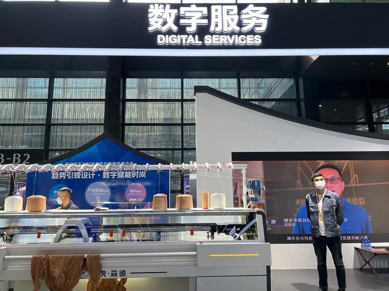 2022年世界互联网大会乌镇峰会上展示的智能化一体成衣机。新华社记者 唐弢 摄