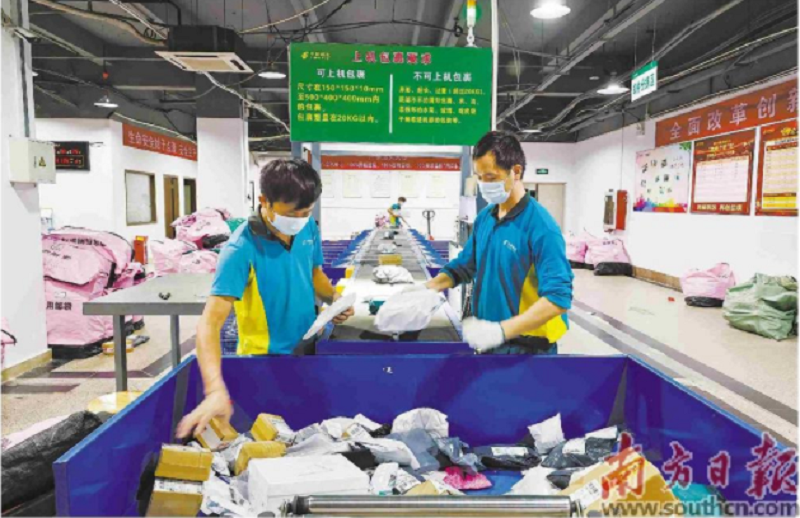 深圳邮政车公庙直投中心的智能设备让每天分拣时间缩短至少2小时。南方日报记者 鲁力 摄