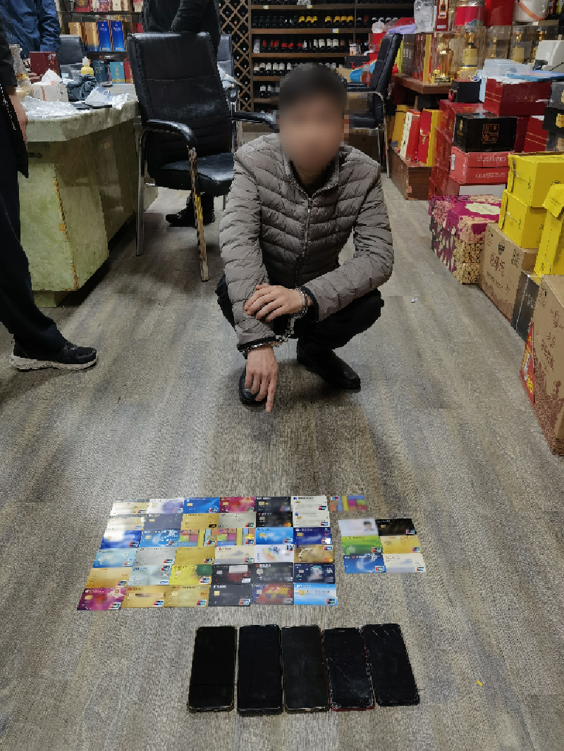 警方抓获犯罪嫌疑人郑某某