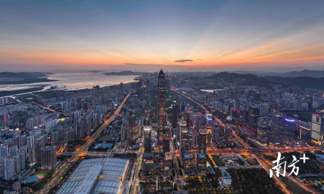 华灯初上的深圳夜景璀璨辉煌。