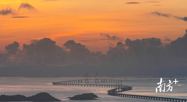 连接粤港澳三地的港珠澳大桥沐浴在晨曦之中。
