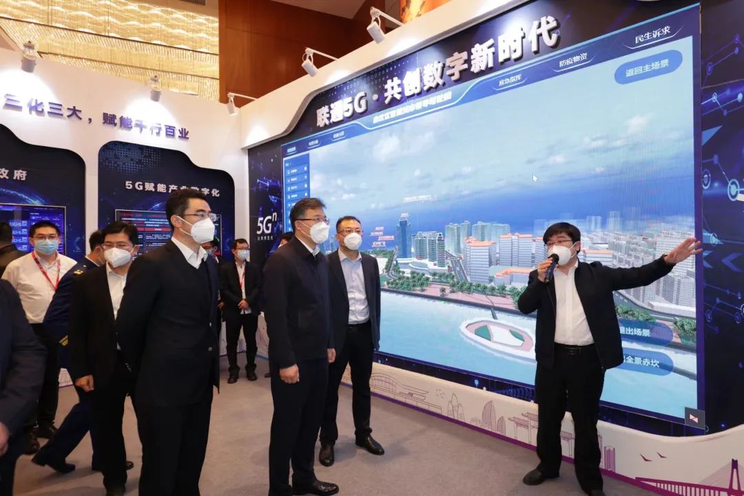参观网络科技展区