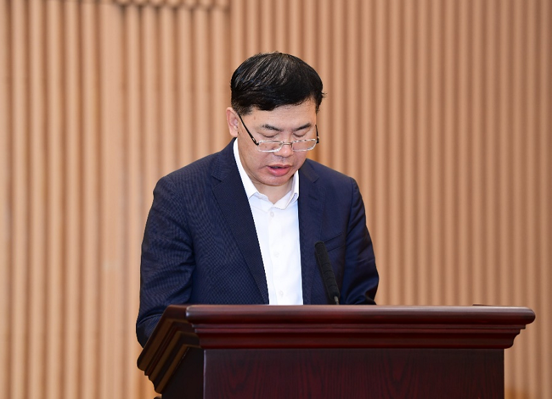 广东省委农村工作会议暨全面推进“百县千镇万村高质量发展工程”促进城乡区域协调发展动员大会上，省发展改革委主任、省大湾区办主任艾学峰发言。（南方日报记者 王辉 肖雄 摄）