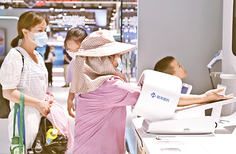 2022年7月22日至26日，第五届数字中国建设成果展览会在福建省福州市举行。图为观众在展览会上体验智慧医疗项目。新华社记者 周义/摄