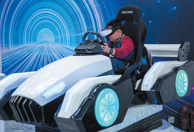 游客在黑龙江哈尔滨冰雪元宇宙体验中心体验“雪地飞车”项目。新华社记者 张 涛摄