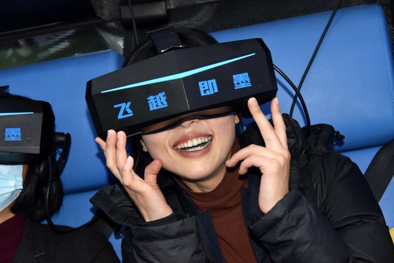 4月6日，参观者在展会上体验景区VR互动项目。新华社记者 李紫恒 摄