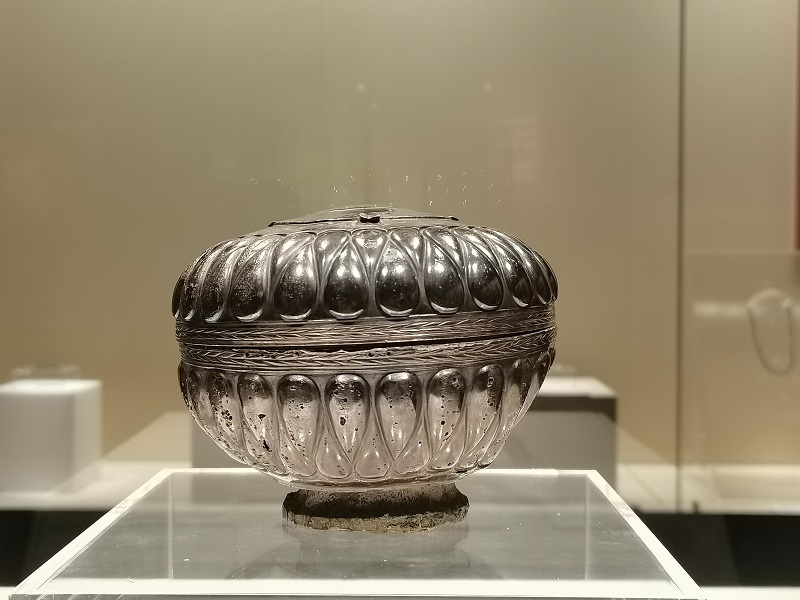 广东博物馆藏品：汉·凸瓣纹银盒（南越王博物院藏）