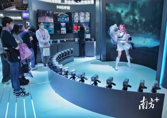 参展企业正在展区内演示全景拍摄设备。