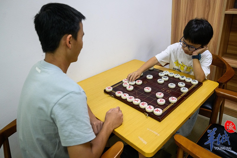 市民在棋牌室下象棋