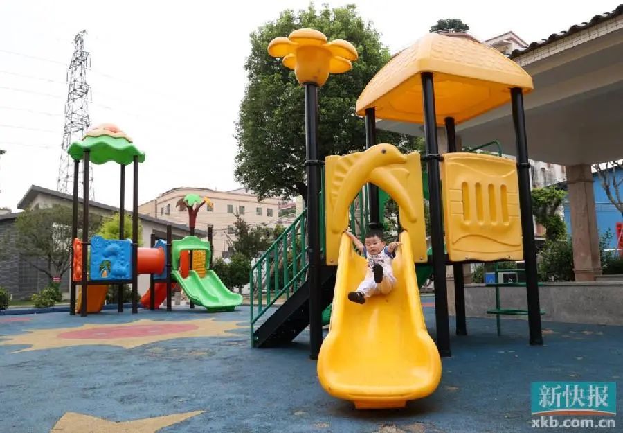 在联丰社区儿童公园中，刚放学的孩童们自由嬉闹玩耍。