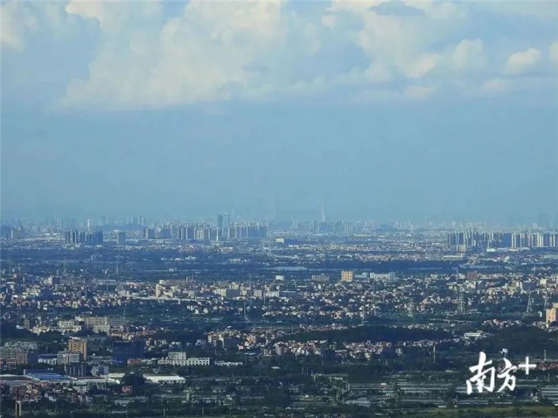 摄影爱好者吴兆民在江门鹤山大雁山拍摄到广州“小蛮腰”(受访者 供图)