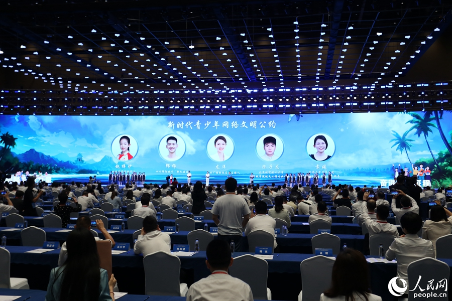 五位代表共同发布《新时代青少年网络文明公约》。人民网记者 陈博 摄