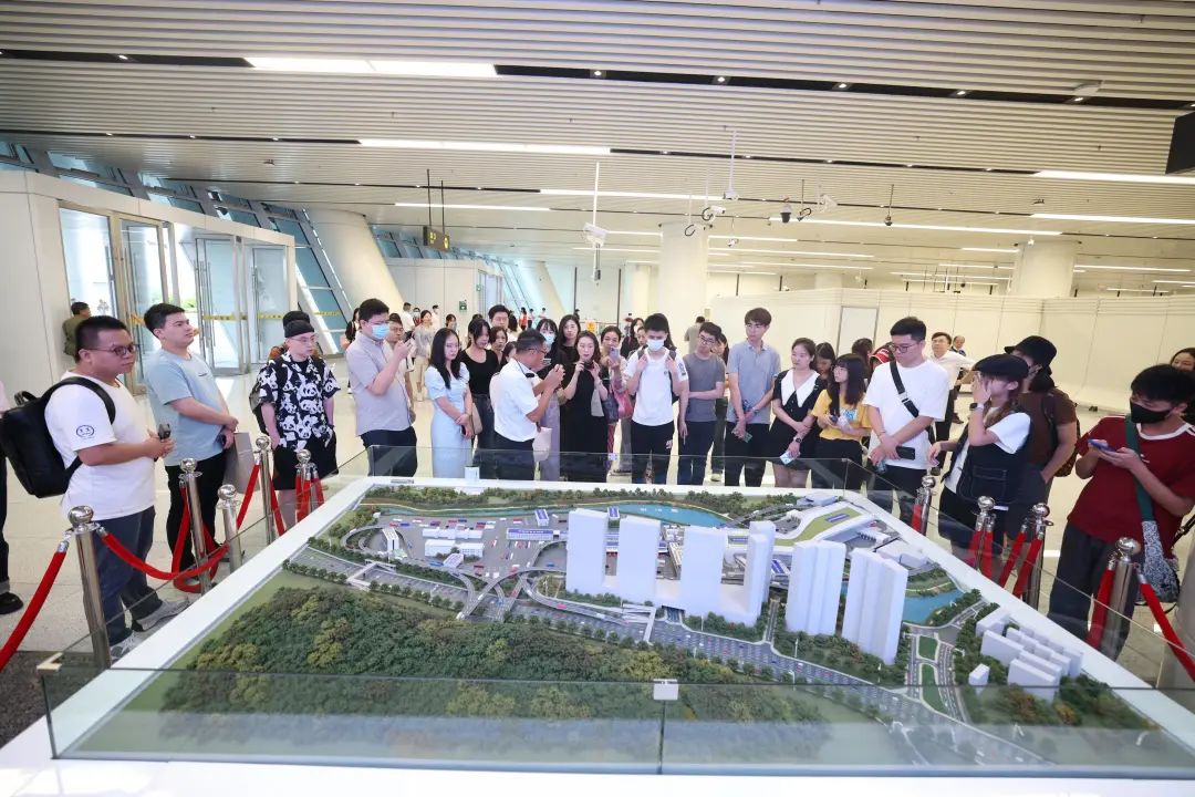 7月19日，“未来已来·湾有引力”采风团来到本次活动的第一站——深圳莲塘口岸进行调研采风。