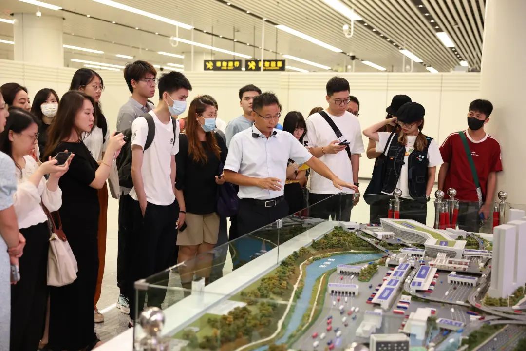 7月19日，“未来已来·湾有引力”采风团来到本次活动的第一站——深圳莲塘口岸进行调研采风。
