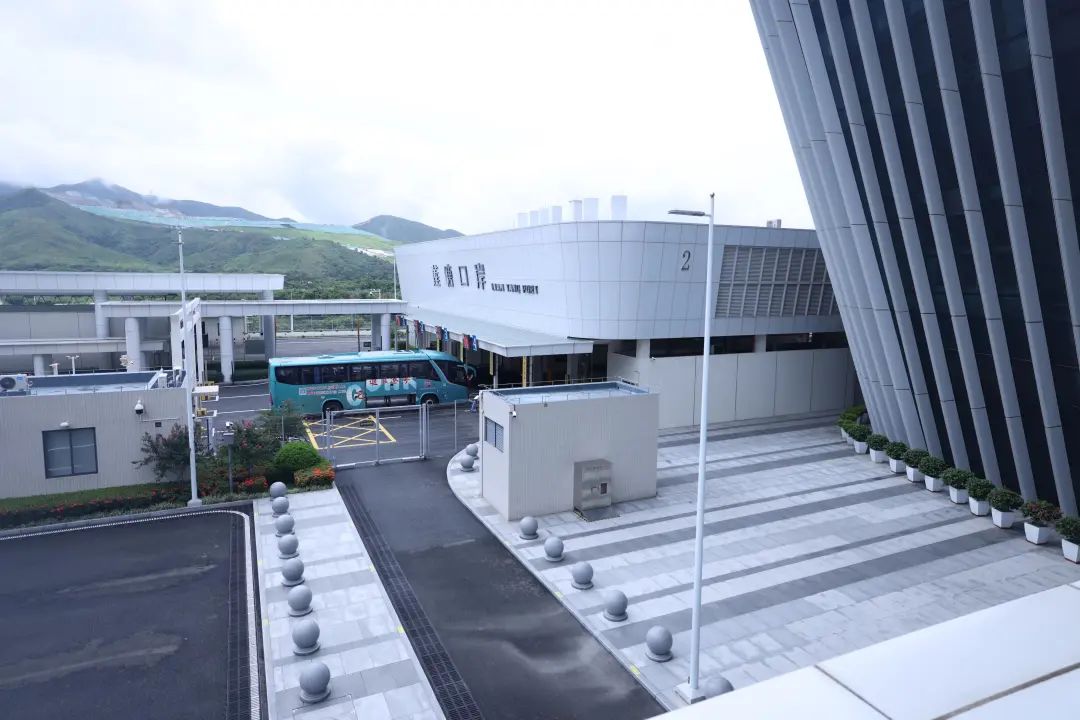 “未来已来·湾有引力”采风团活动第一站——深圳莲塘口岸。