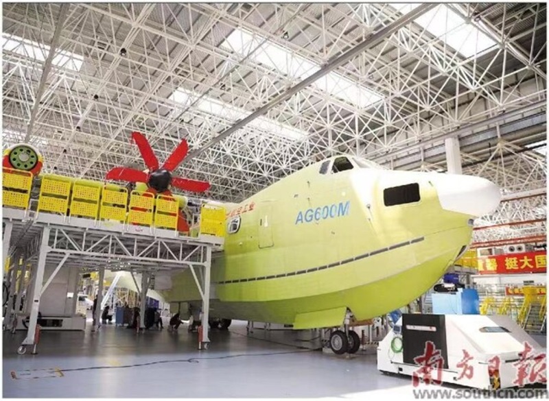“奋进新时代”主题成就展广东单元精彩纷呈，AG600“鲲龙”模型等广东元素反映了南粤大地的奋进发展。图为“鲲龙”AG600总装生产线。南方日报记者 关铭荣 摄