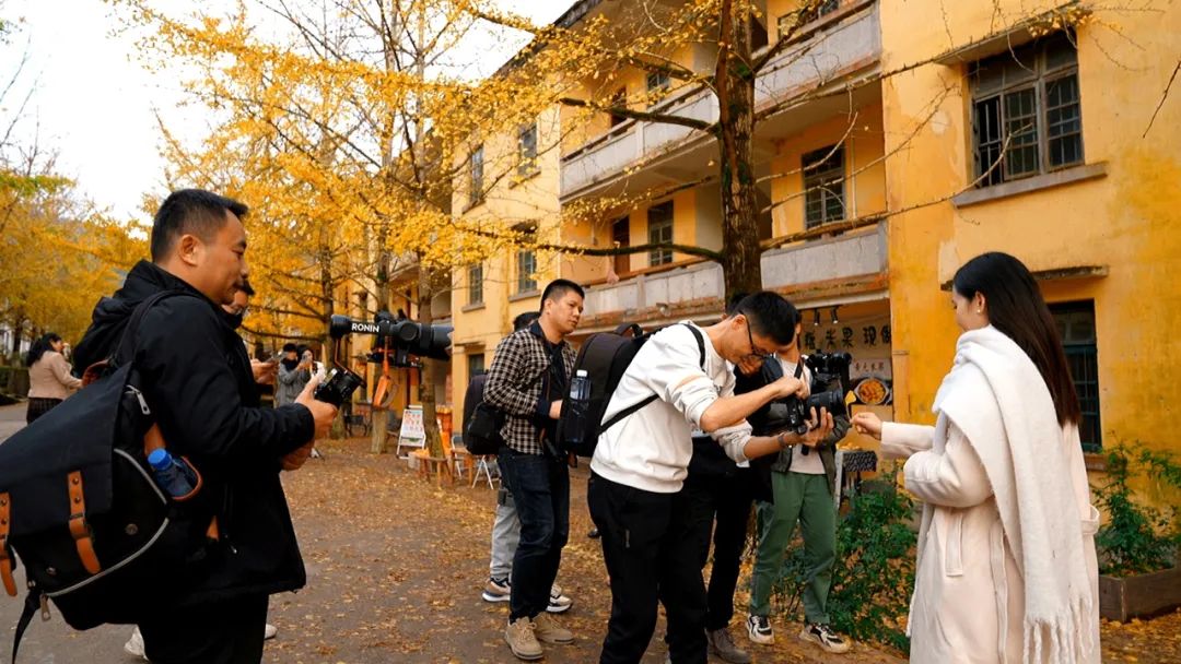 佛山、韶关两地网络自媒体在南雄帽子峰旅游景区进行采风创作