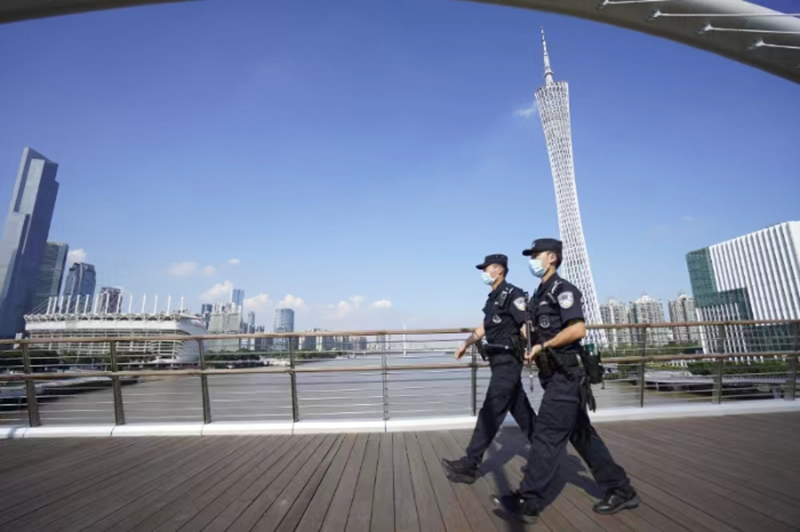 广州市公安局海珠区分局特警在海心桥巡逻