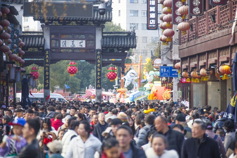 2月13日，人们在南京夫子庙景区游玩。新华社发（孙忠南 摄）