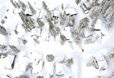 传统气候模型很难预测积雪过程，但融合机器学习和传统模型的混合模型成功模拟了积雪等小规模过程。图片来源：《自然》网站