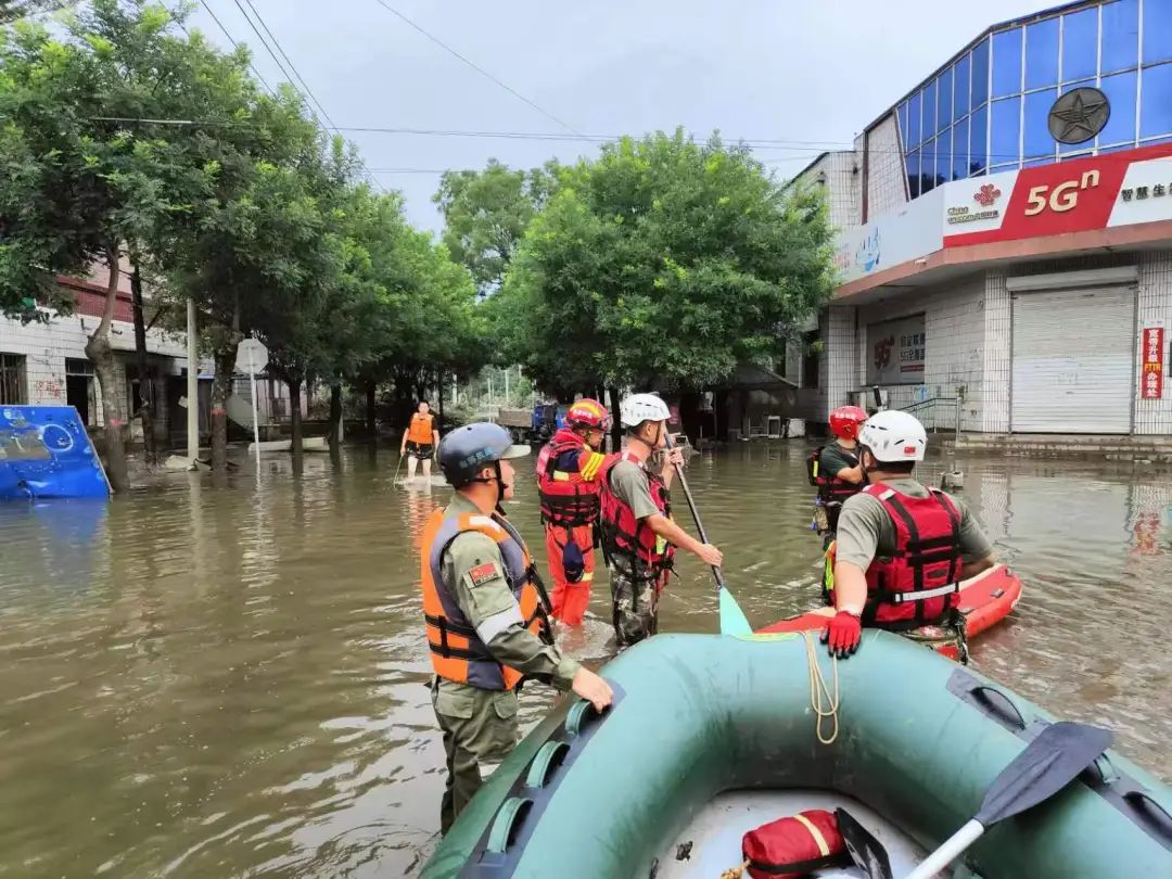 南狮救援队刚到达涿州就马上展开救援工作。照片为受访者提供