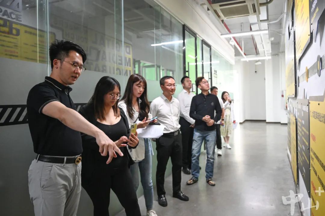 西区街道金嘉创新港负责人介绍情况。见习记者 罗杨鸿 摄