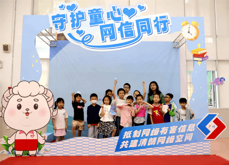 现场设置了主题宣传合影墙，成为亲子拍照的热门打卡点。
