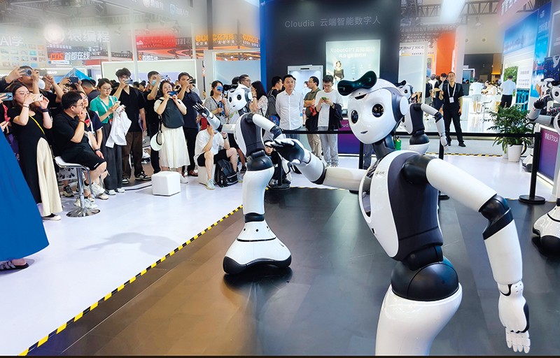 在上海举行的2024世界人工智能大会上，一家人工智能公司推出的“具身智能本体”跳舞机器人，吸引观众前来参观（2024年7月5日摄）   黄晓勇摄