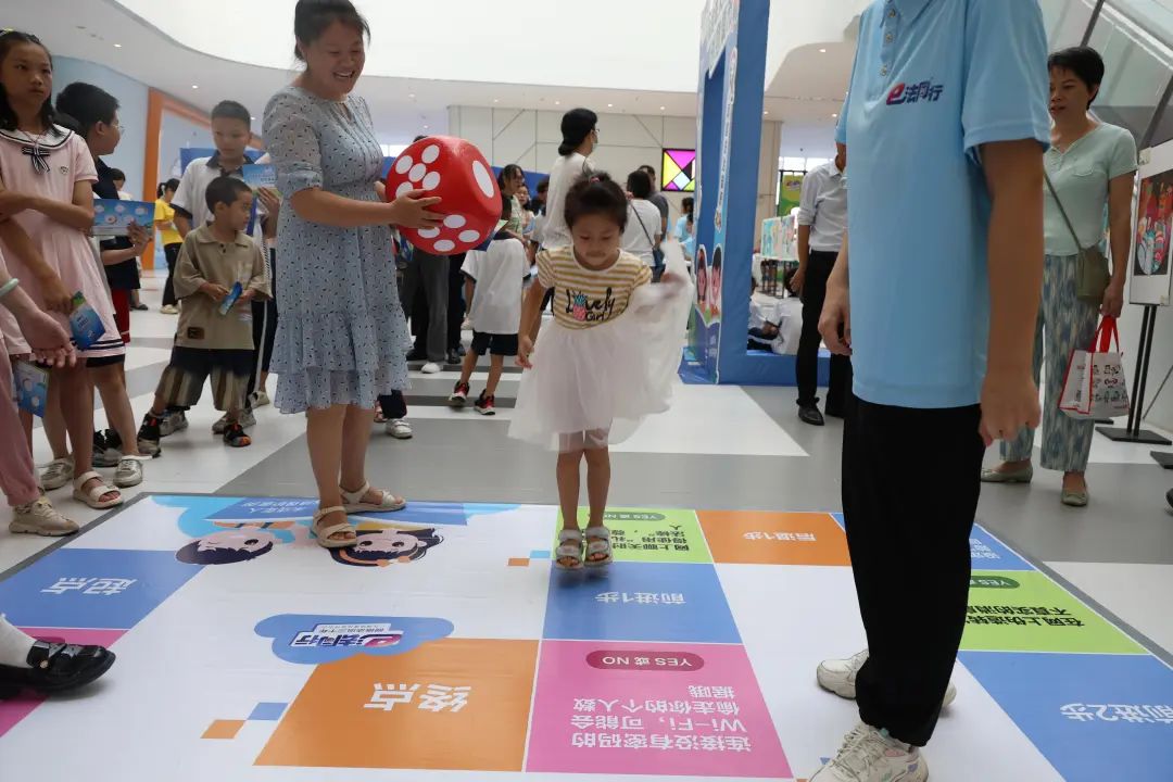 10月19日，在广州市第三少年宫，小朋友玩“未成年人网络保护”飞行棋游戏。