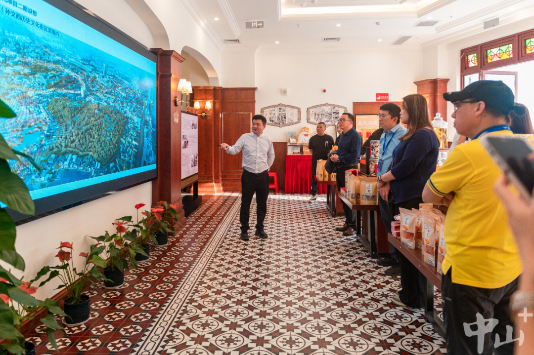 联合采访团在孙文西路步行街游客中心参观。见习生 张景天 记者 明剑 摄