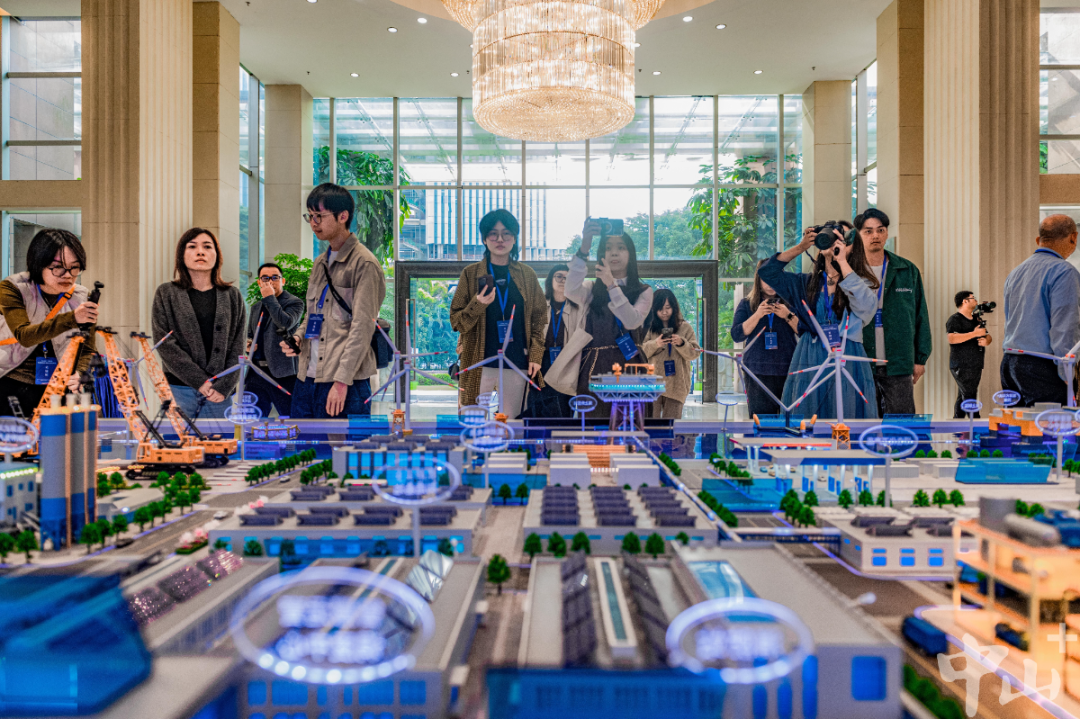 联合采访团参观明阳智慧能源集团股份公司。见习生 张景天 记者 明剑 摄