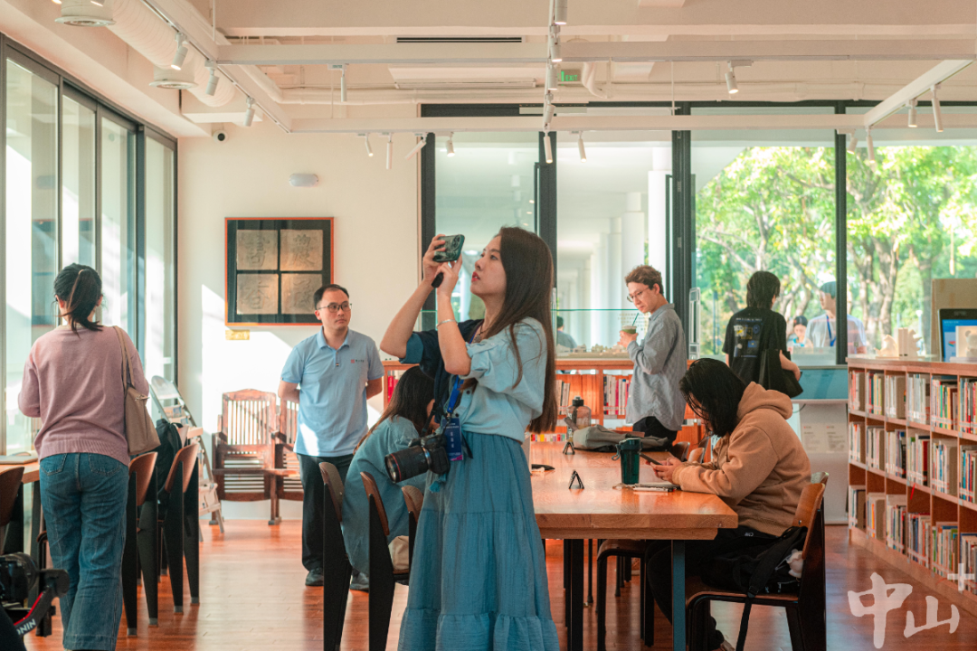 联合采访团在华侨公园香山书房参观。见习生 张景天 记者 明剑 摄