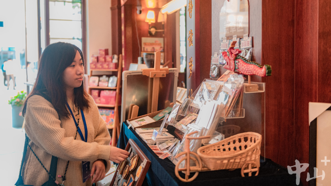 联合采访团在孙文西路步行街游客中心参观。见习生 张景天 记者 明剑 摄