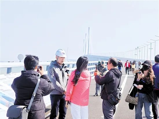 采风团到黄茅海跨海通道项目现场采访，了解项目概况等信息。