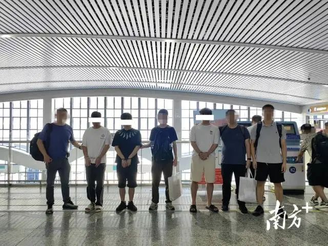 2024年6月，海珠办案民警在高铁站押解犯罪嫌疑人返穗。