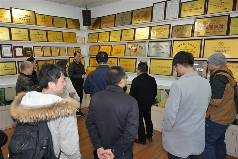 采风团调研广东贞山鳄鱼养殖有限公司。肇庆市融媒体中心记者 吴勇强 摄