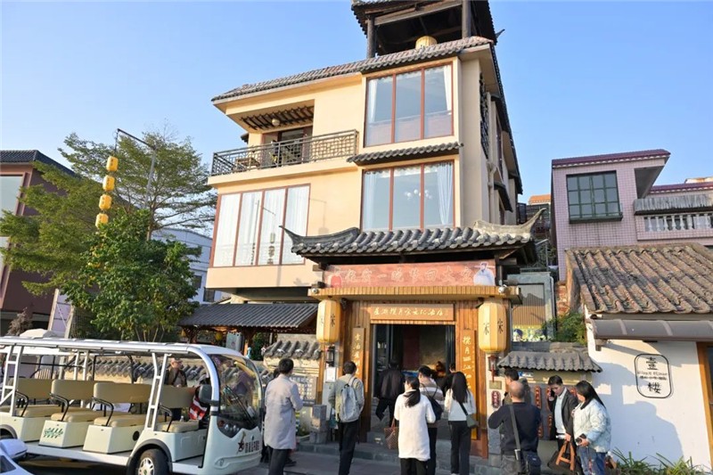 采风团走访星湖揽月宋文化民宿。肇庆市融媒体中心记者 吴勇强 摄
