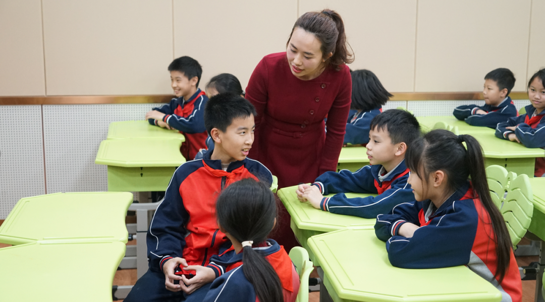 紫茶小学学生在思政课上分组讨论如何防范网络暴力。