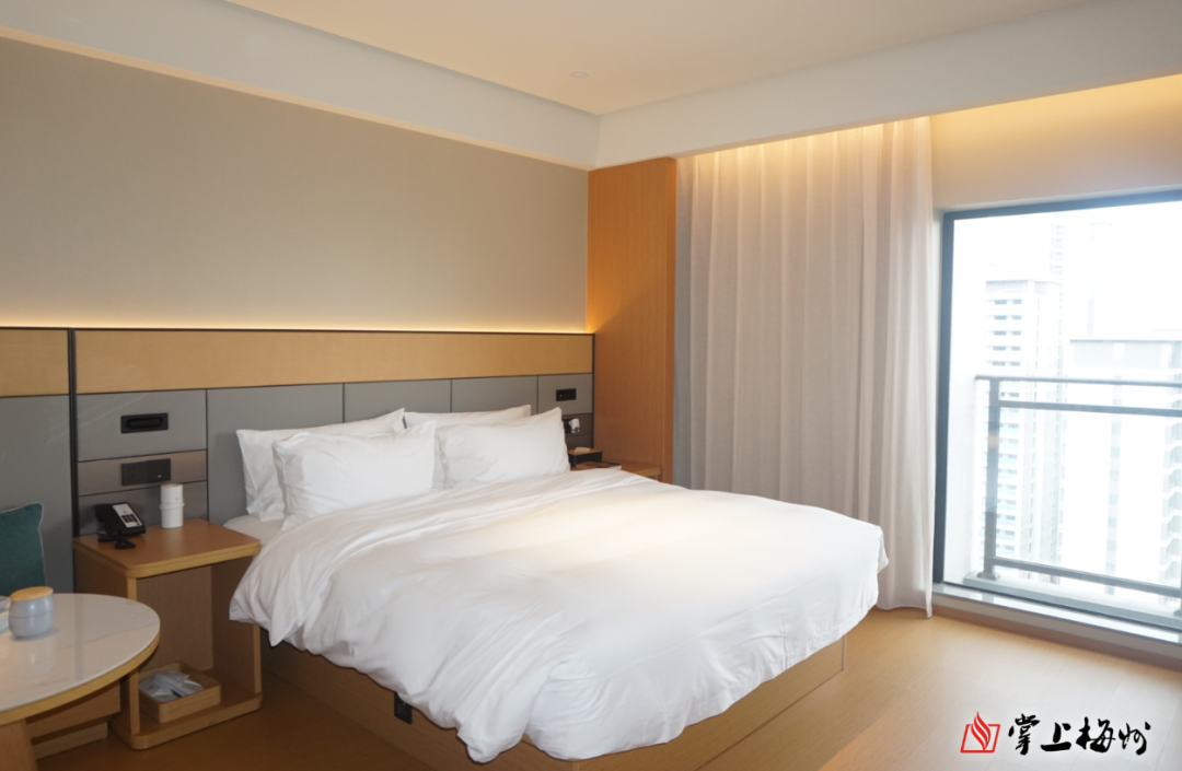 *“免费住宿”场景。