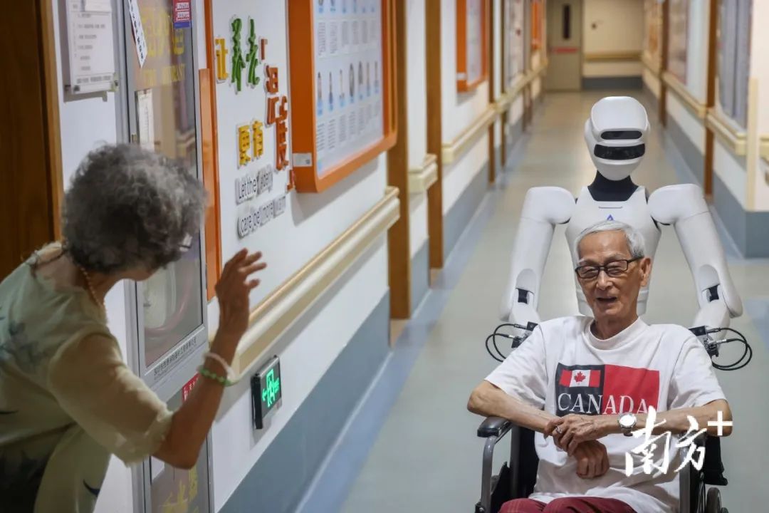 在深圳市养老护理院，星尘智能的AI机器人助理AstribotS1在服务老人。