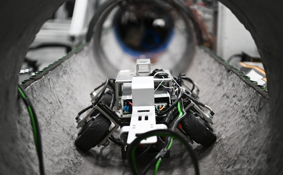 6月25日在广东省深圳市的广东省具身智能机器人创新中心拍摄的管道检测机器人。新华社记者 邓华 摄