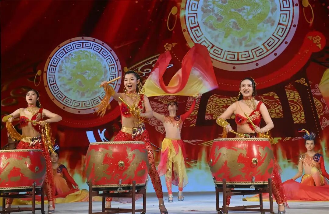 演员们正表演气势恢宏的《奋进鼓韵》