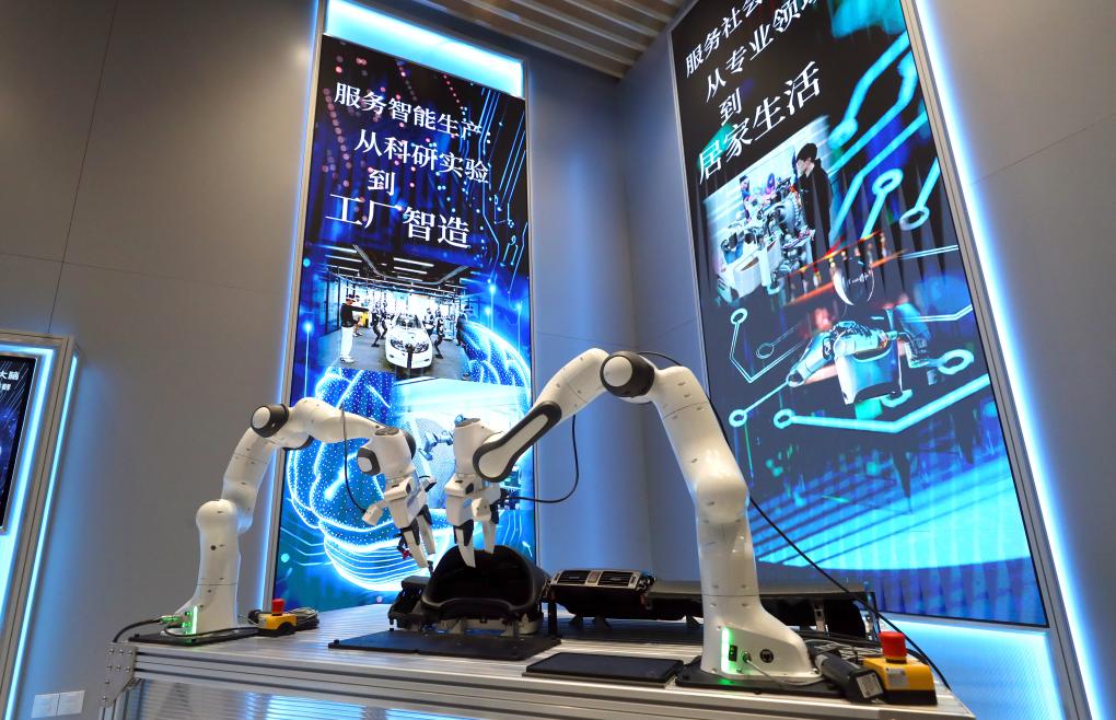 这是2025年4月29日拍摄的位于上海市徐汇区的“模速空间”内展示的人工智能产品。新华社记者 方喆 摄