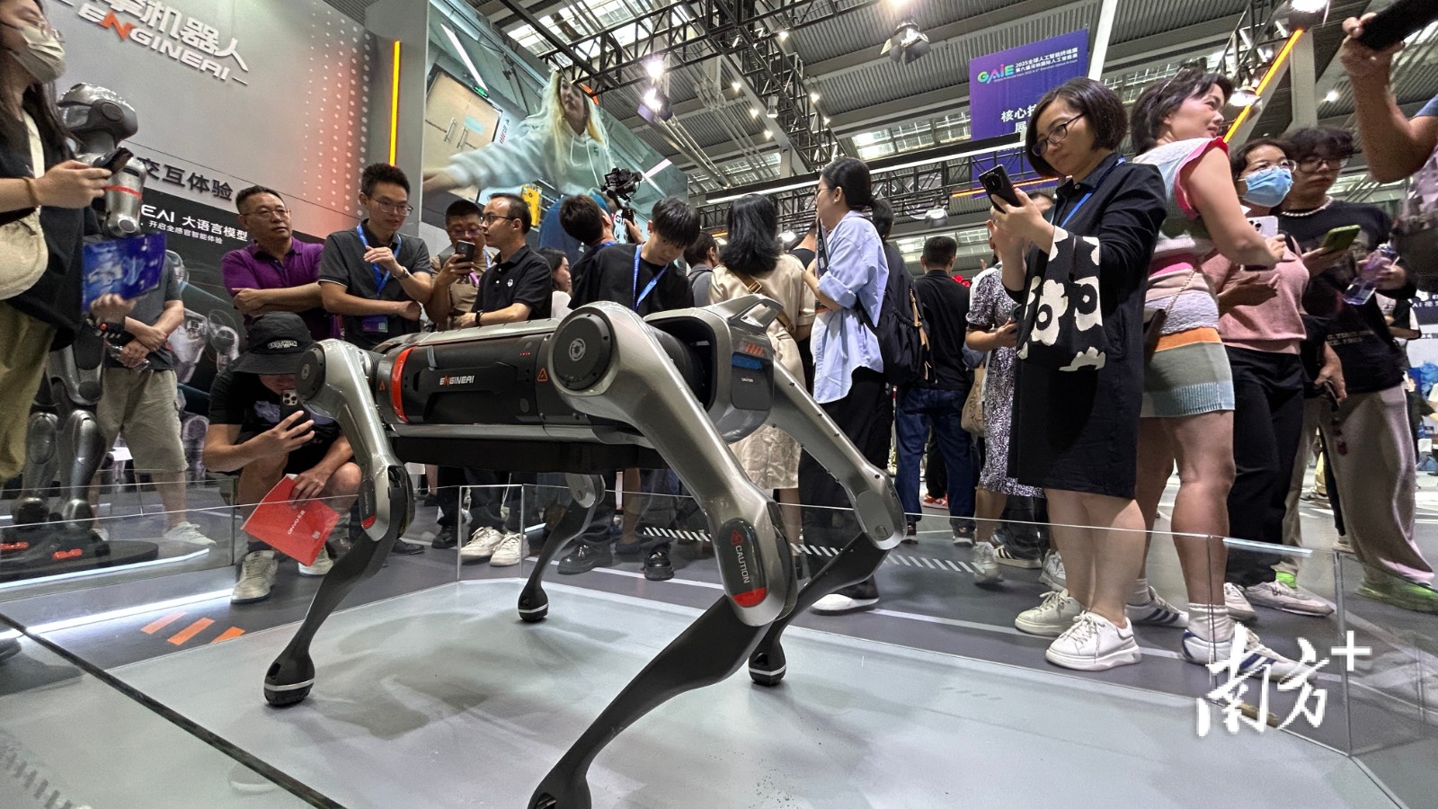 众擎机器人首次展出四足机器人