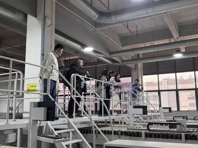 自媒体博主前往肇庆福美装饰材料公司参观。南方+ 刘宇恒 拍摄