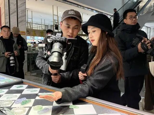 自媒体博主在四会了解玉器产业。南方+ 卢逸轩 拍摄